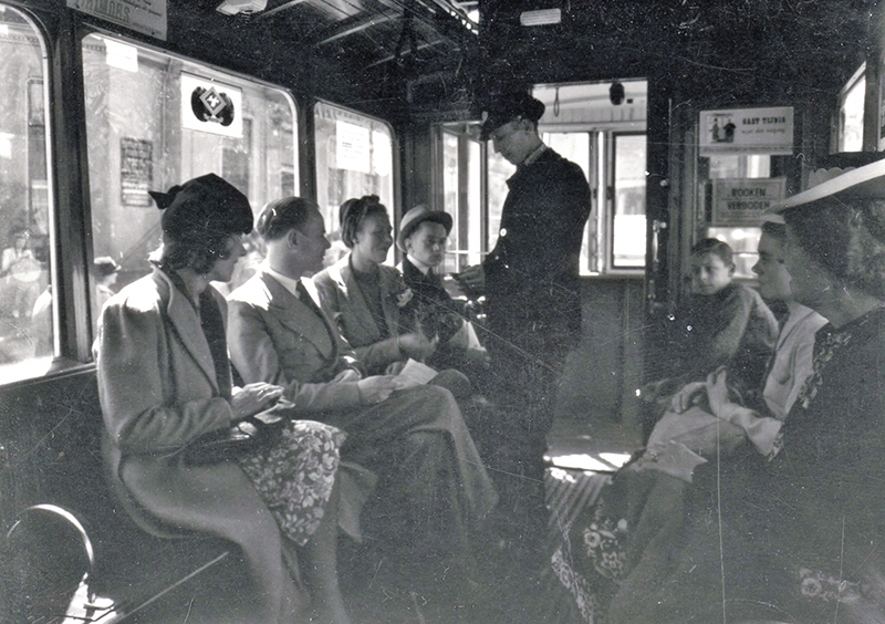 21-7-1944 Tram met conducteur
