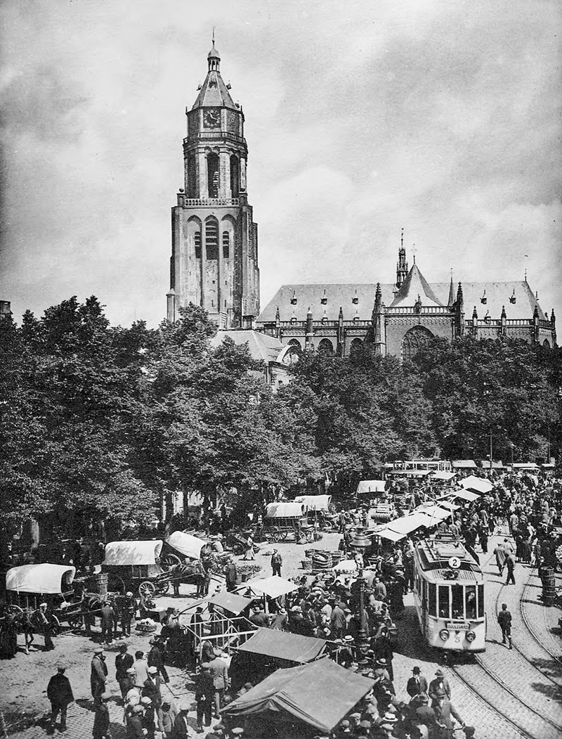 1930-1940 - De Markt met op de achtergrond de Eusebius kerk.