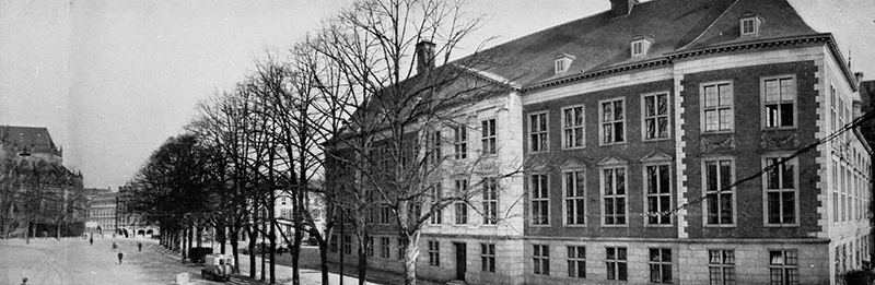 1930-1940 - de oostwand van de Markt met het provinciehuis
