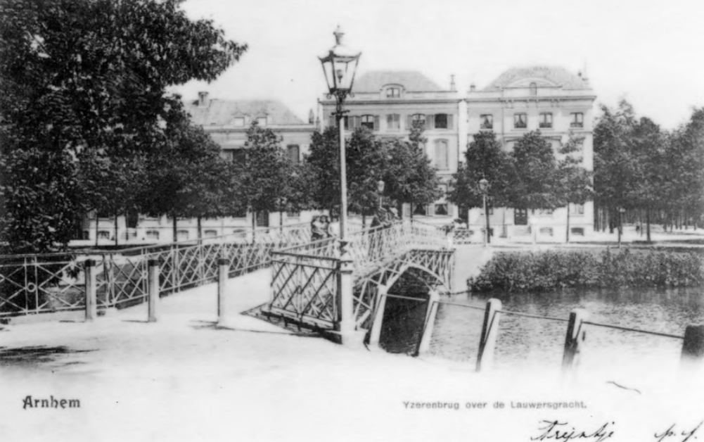 1890-1930: aan de overkant rechts is de Boulevard Heuvelink.