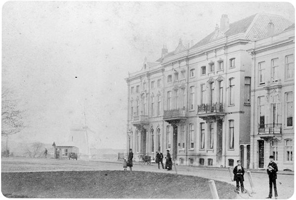1870. Marktstraat Arnhem, opname naar het Oosten gezien.