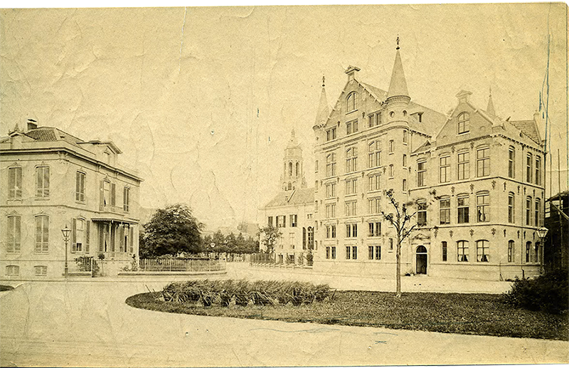 1891 - Marktstraat 1: het Rijksarchiefgebouw; geheel rechts de steigers voor de bouw van Marktstraat 3.