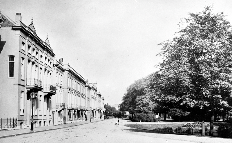 1920: Marktstraat, de zuidelijke kant van links naar rechts de huisnummers 22, 20