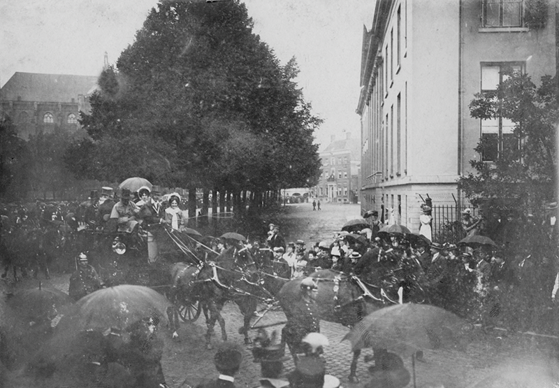 1898: een optocht in de regen trekt van de Markt naar de Marktstraat