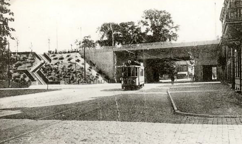 1938: Marktstraat met de noordelijke oprit van de Rijnbrug